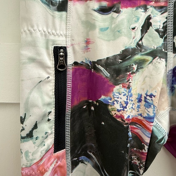 Rare Lululemon cropped 7/8 legging women’s size 4. In great condition . - Picture 2 of 5